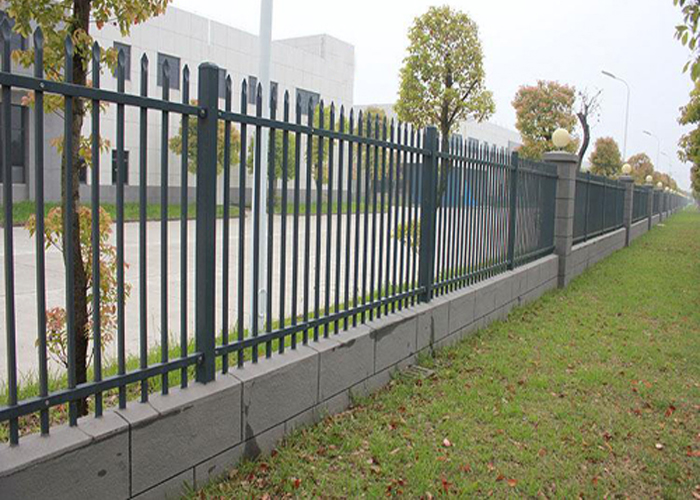 工厂厂区锌钢围墙护栏工程案例